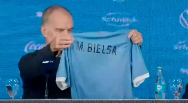Marcelo Bielsa, presentado en Uruguay.