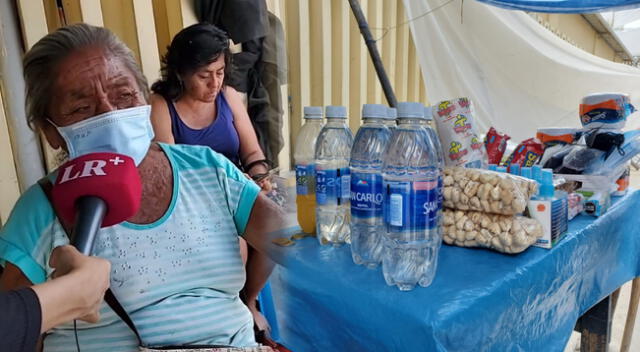 Madre se encuentra en exteriores de hospital.