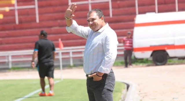 Mario Flores es un exfutbolista y entrenador peruano. Jugaba de centrocampista defensivo.