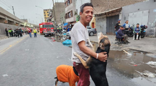 Hombre se encuentra feliz tras rescatar a sus mascotas.