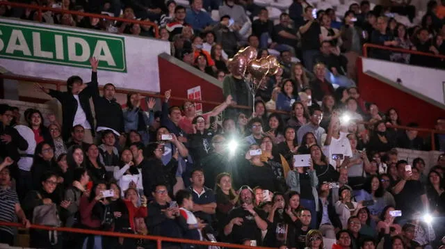 Muy pocas personas se animaron a grabar el concierto, pues entregaron sus almas llenas de emoción a la música.