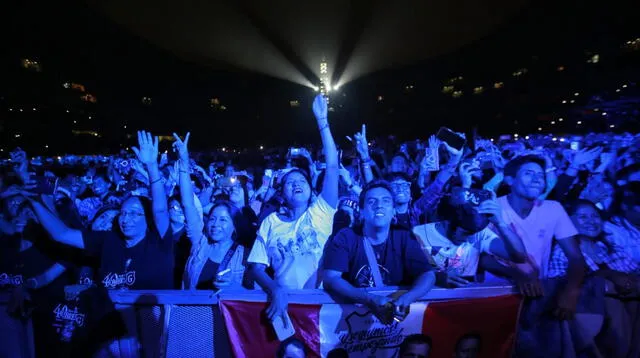 Los éxitos de los años 80 de los Hombres G ha traspasado generaciones, pues muchos niños y adolescentes acudieron al evento a corear canciones que no pertenecen a sus épocas pero los hace vibrar de la emoción.