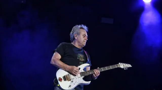 Rafael Muñoz, la primera guitarra de los Hombres G puso a rockear a todos con sus efusivas cuerdas.