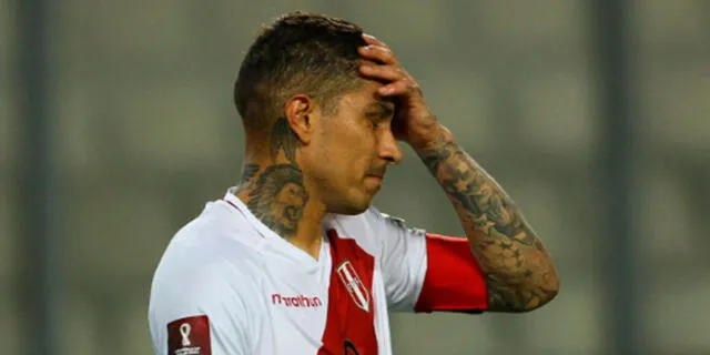 Paolo Guerrero no toleró que los hinchas pidan recambio generacional a la fuerza.