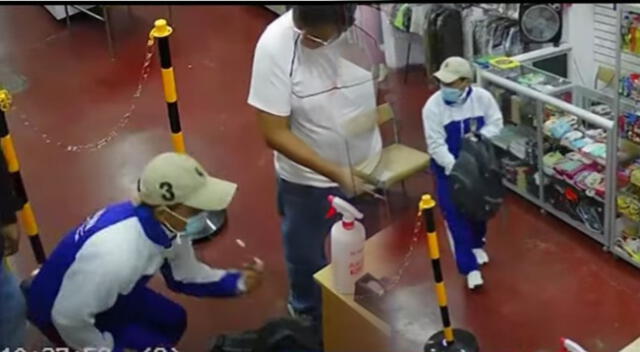 Delincuente vestido de escolar robando en tienda.