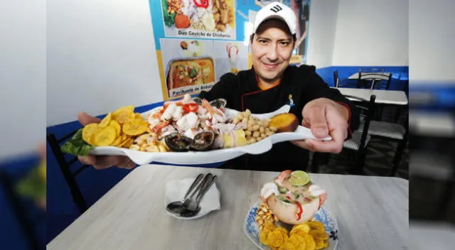 Antonio orgulloso con sus comidas marinas.