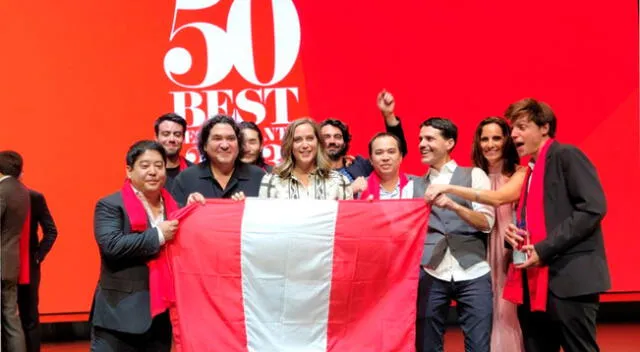 La delegación peruana lució la bandera blanquirroja durante la premiación.