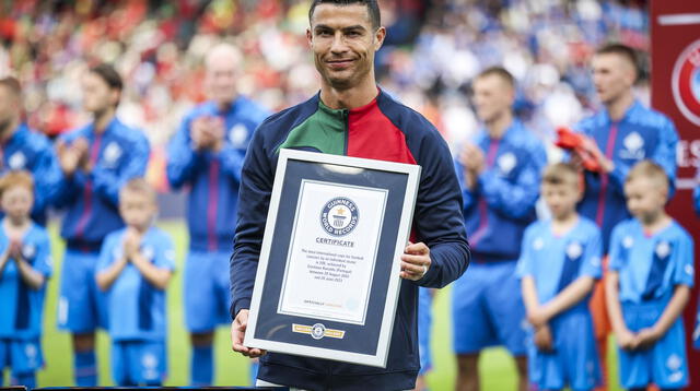 Muy orgulloso CR7 posa con el distinto por su Récord Guiness por sus 200 partidos con Portugal