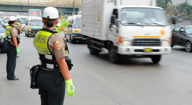 Policía se encuentra buscando a la otra policía que se dio a la fuga.