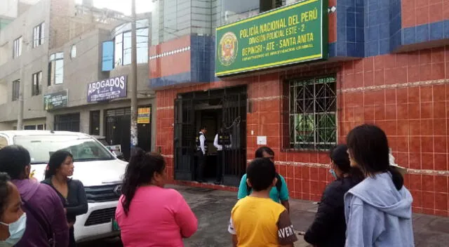 Familiares asistieron a comisaría para exigir justicia.