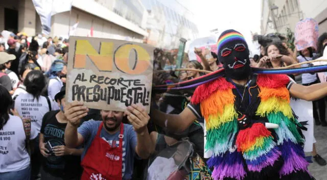 Estudiantes de Bellas Artes protestando en Lima.