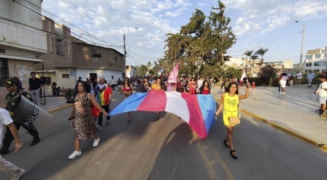 Decenas de chiclayanos salieron a marchar en Chiclayo.