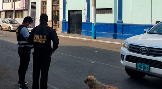 Agentes policiales de la  comisaría de José Gálvez trasladaron a los afectados de la balacera al nosocomio.