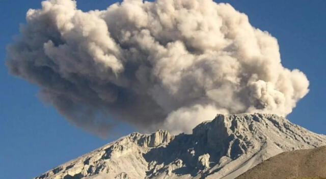 Volcán Ubinas continua emitiendo humo y cenizas.