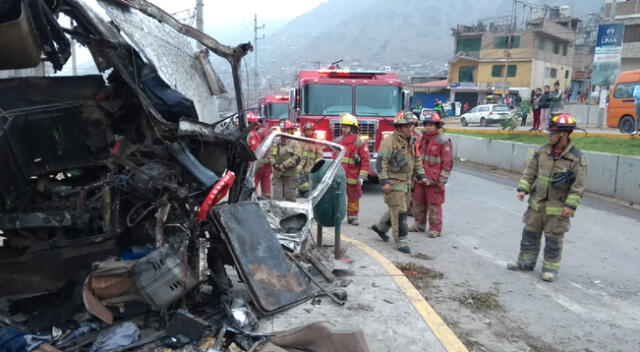 Bomberos atendiendo a heridos en accidente.