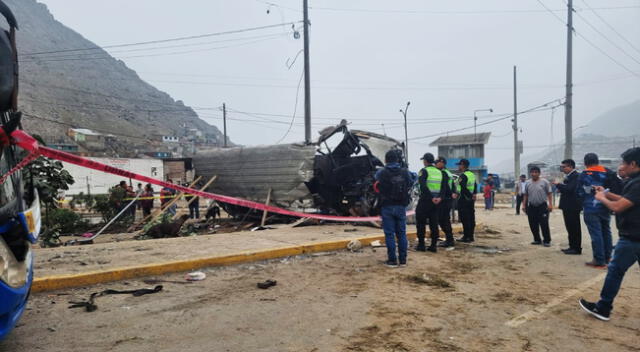 Policías custodiando al zona tras accidente.