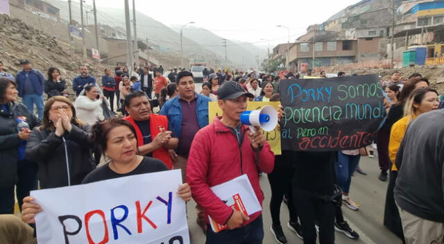 Vecinos realizan plantón en la curva del diablo.