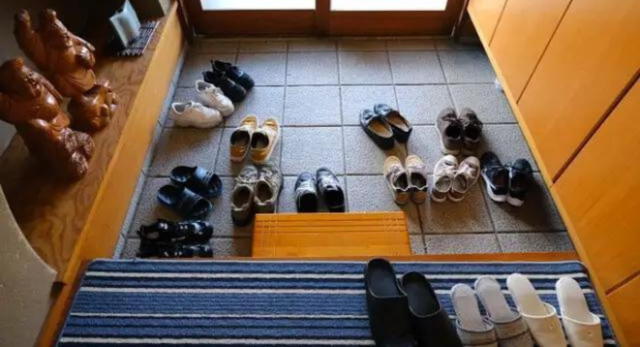 Los japoneses se quitan los zapatos antes de ingresar a sus viviendas.