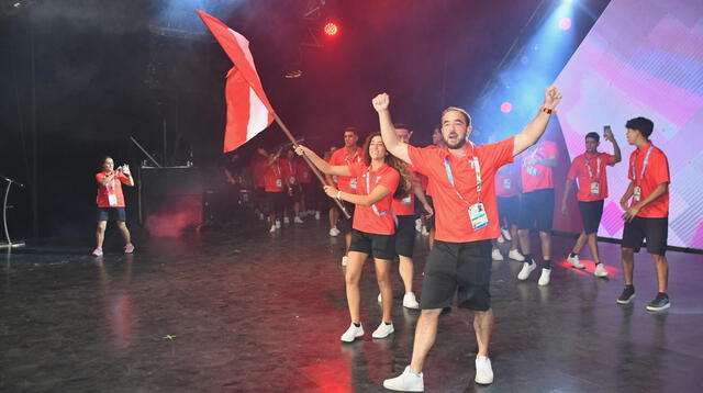 Los abanderados peruanos en el desfile.