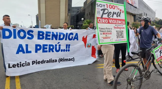 Decenas de personas se han congregado en el Campo de Marte para realizar la Marcha por la Paz.