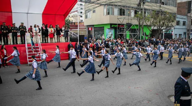 Escolares desfilando en pasacalle de Lince.