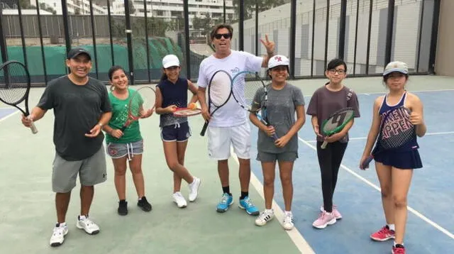 Pablo Arraya enseña tenis.