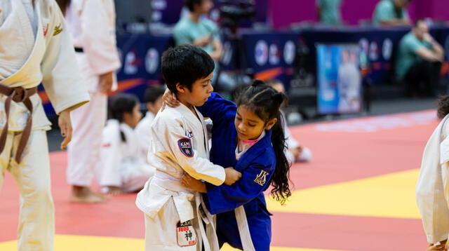 Niños en competencia de judo.