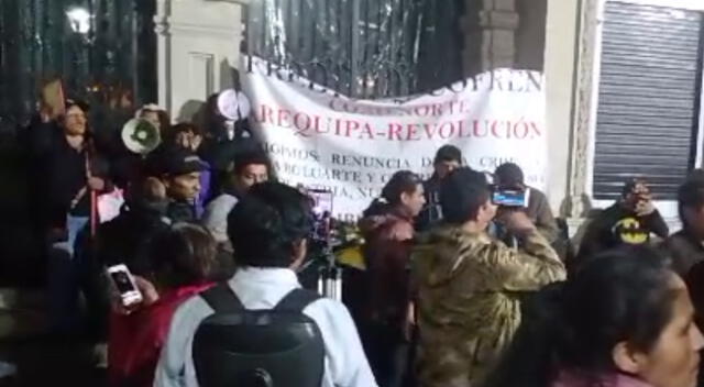 Los manifestantes se reúnen en la Plaza San Martín