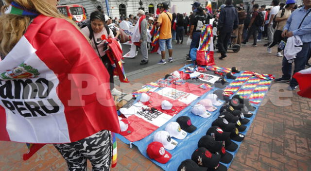 Ambulantes aprovechan la Tercera Toma de Lima para vender sus productos.