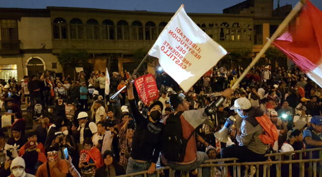 Manifestantes intentan ingresar al Congreso.