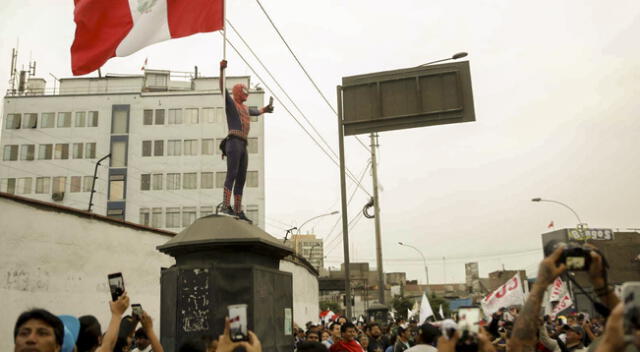 Este superhérore se hizo presente entre los manifestantes