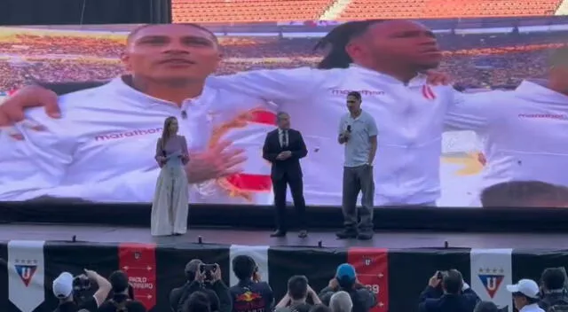 Paolo Guerrero es recibido con mucha algarabía a su nuevo club en Quito.