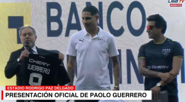 Paolo Guerrero recibe camiseta de LDU Quito.