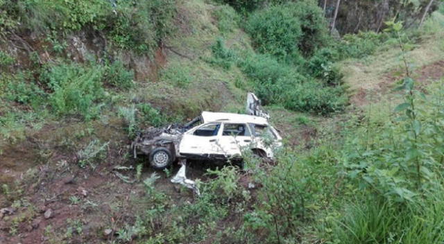 Vehículo quedó destruido tras caer por abismo.