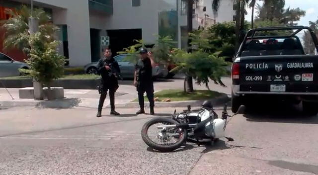 El ladrón corrió y abordó una motocicleta donde lo esperaba un cómplice.