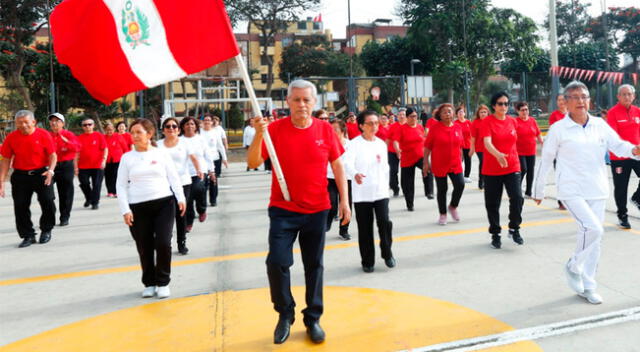 Adultos mayores se vistieron de rojo y blanco para celebrar la Independencia del Perú.