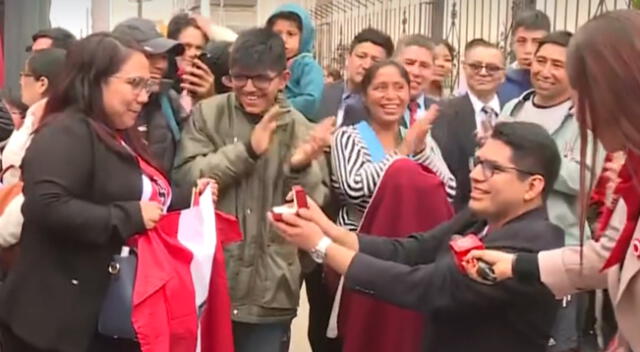 Hijo de militar le pide matrimonio a su enamorada en Pleno Desfile por Fiestas Patrias.