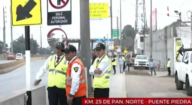 Personal de seguridad resguardando el peaje en Puente Piedra.