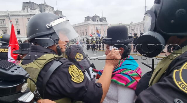 Fiestas Patrias 2023: Policía seca las lágrimas de mujer puneña en medio de las manifestaciones