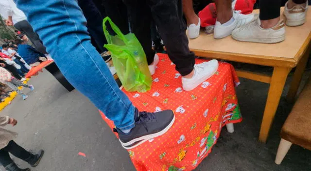 Familias enteras alquilando una mesa para ver el desfile militar en la Av. Brasil.