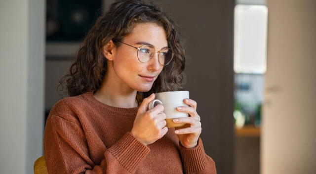 El café es conocido por su contenido de cafeína, que actúa como un estimulante del sistema nervioso central.