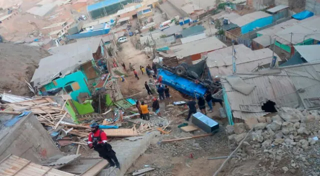 Camión de cisterna cae contra viviendas en Puente Piedra