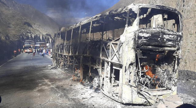 Así quedó el bus luego del incendio que asustó a 52 pasajeros.