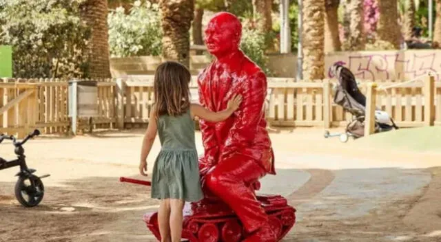 La estatua de color rojo brillante llamó la atención de todos los habitantes de Roma.