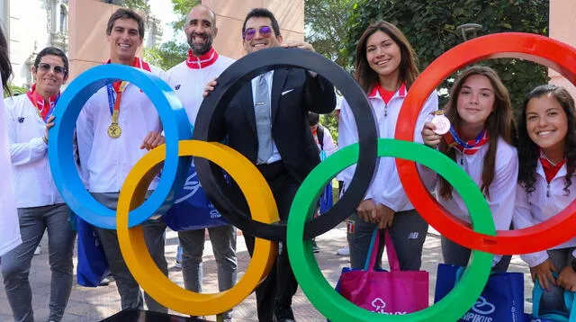 El Dr. Renzo Manyari junto a deportistas.