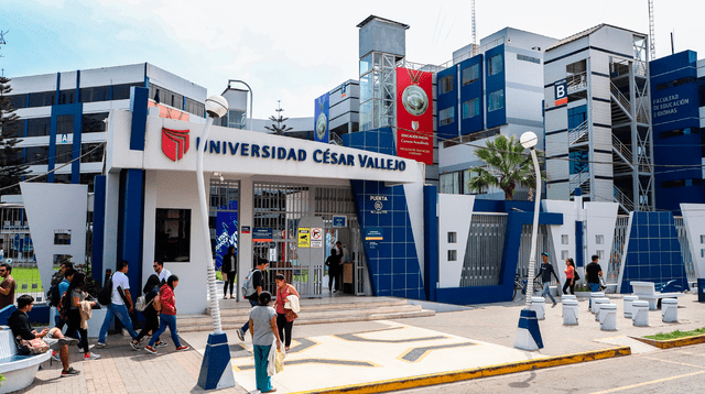 Muchos jóvenes postularon al examen de admisión de la Universidad César Vallejo.