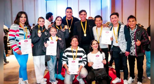 Ernesto Pimentel junto a las demás figuras premiadas.