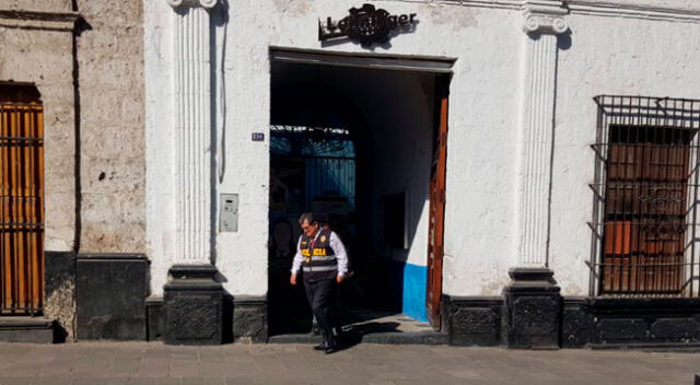 Agentes policiales y autoridades educativas llegaron hasta el colegio en donde investigan el hecho.