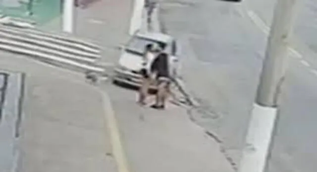 Pareja se detiene para darse un beso en plena calle y conductor ebrio los atropella en Brasil.