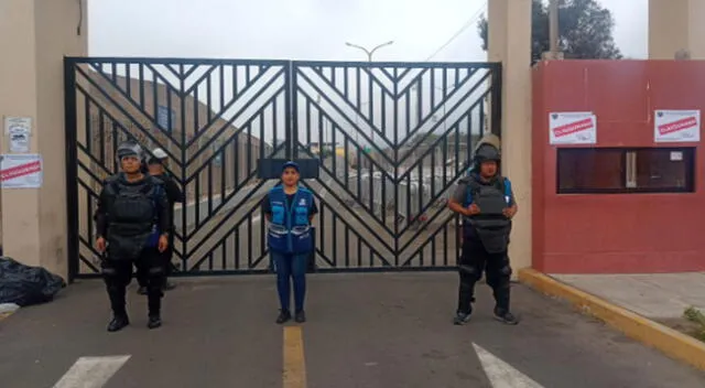 Agentes de fiscalización llegaron hasta los exteriores del estadio de San Marcos.